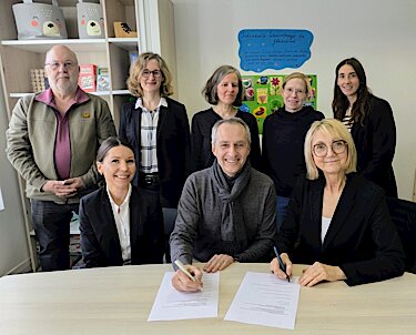 Foto der Unterzeichnung der Kooperationsvereinbarung zwischen der Stadt Puchheim und der Praxis Glückskind.jpg Foto der Unterzeichnung der Kooperationsvereinbarung zwischen der Stadt Puchheim und der Praxis Glückskind.jpg